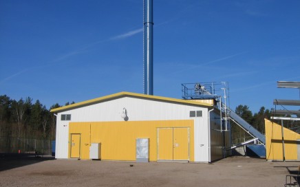 Vimmerby Energi AB, Södra Vi. Komplett leverans av Hollensen fastbränslepanna samt LOOS/SAACKE biooljepanna med brännare. 2 x 2 MW briketter/torrflis + 6 MW bioolja.