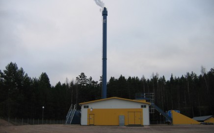 Vimmerby Energi AB, Storebro. Komplett leverans av Hollensen fastbränslepanna samt LOOS/SAACKE biooljepanna med brännare. 2 x 2 MW briketter/torrflis + 6 MW bioolja.